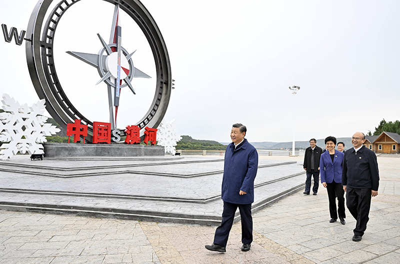 9月6日至8日，中共中央总书记、国家主席、中央军委主席习近平在黑龙江考察。这是6日下午，习近平在大兴安岭地区漠河市北极村考察。
