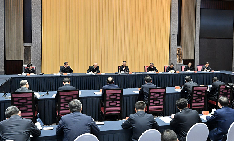 11月30日上午，中共中央总书记、国家主席、中央军委主席习近平在上海主持召开深入推进长三角一体化发展座谈会并发表重要讲话。