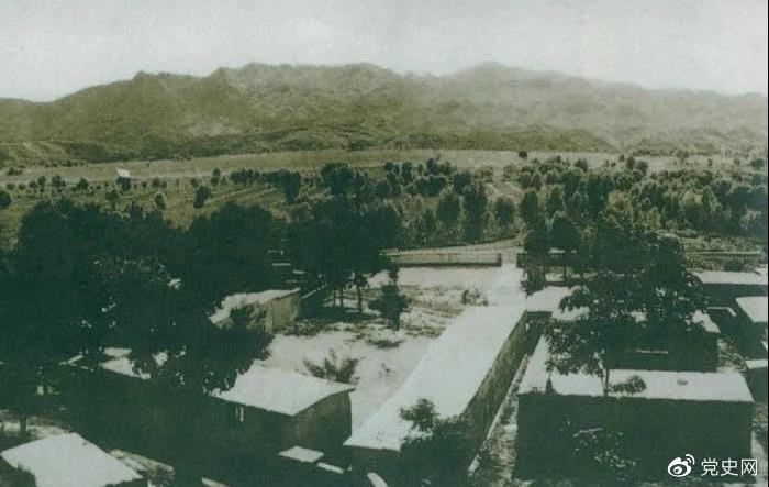 1948年5月，中共中央和人民解放军总部由陕北迁到河北平山县西柏坡。图为中央领导人办公处所俯瞰。